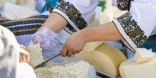 Cum a luat naștere brânza de burduf. Deliciul păstorilor din Bucegi, Piatra Craiului și Făgăraș