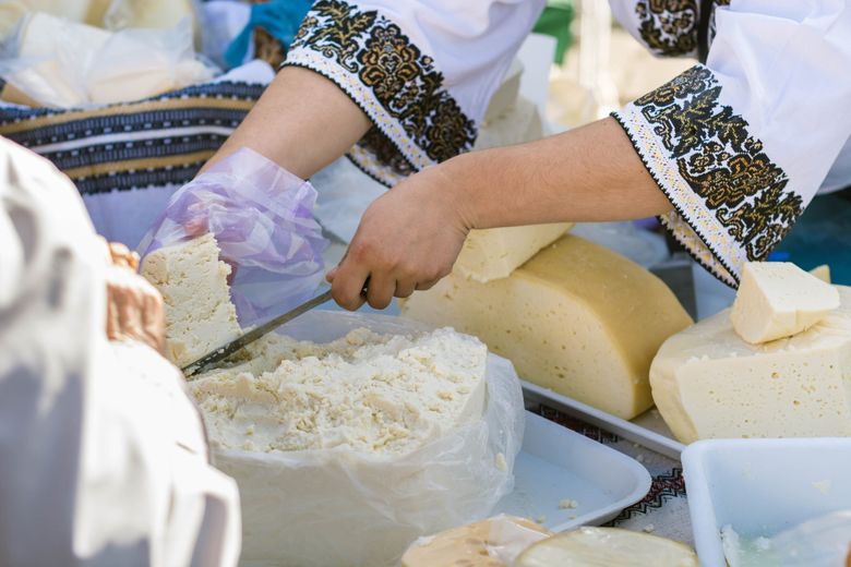 Cum a luat naștere brânza de burduf. Deliciul păstorilor din Bucegi, Piatra Craiului și Făgăraș