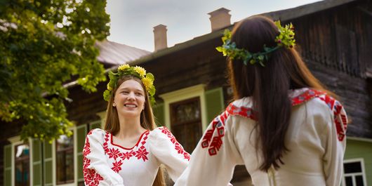 Legenda Sânzienelor. Originea acestei sărbători și semnificația coroniței purtate de fetele de pretutindeni