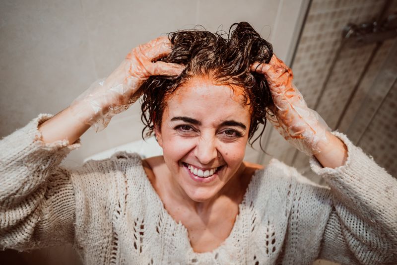 Cum se îndepărtează vopseaua de păr