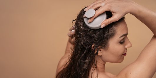 Cum se spală corect părul acasă