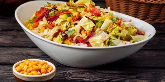 Ce se adaugă în salatele de vară pentru a obține un gust mai bun