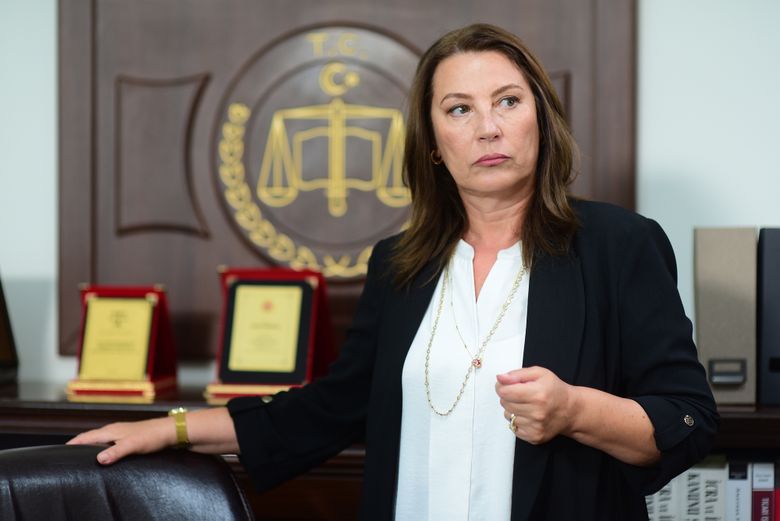 Ce spune actrița Vahide Perçin despre rolul său, cel al unei femei înșelate: „Am simțit-o pe Güzide atât de fragilă și, în acelaşi timp, atât de puternică…”