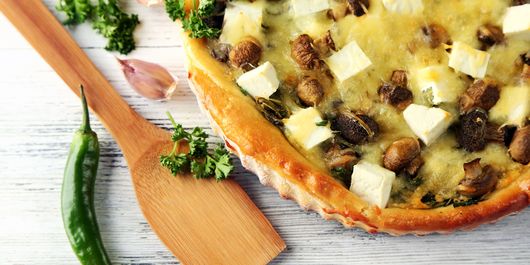 Plăcintă cu brânză, ciuperci și ierburi aromatice. Un gust asemănător cu cel de la bunica, însă ușor îmbunătățit!