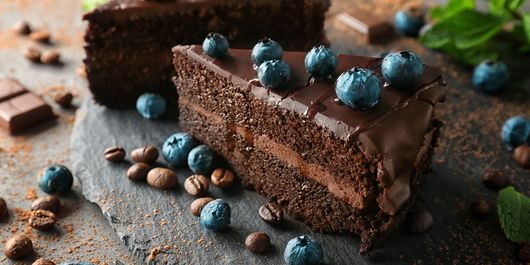 Tort intens de ciocolată. Îl puteți decora cu afine sau orice alte fructe proaspete doriți!