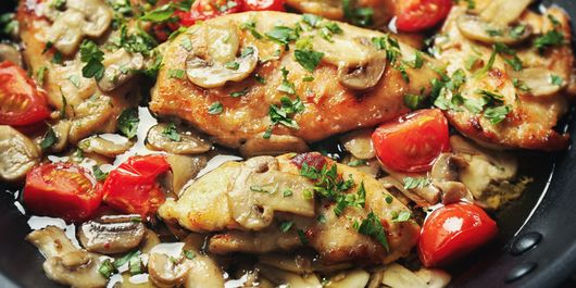 Tigaie de pui Marsala cu ciuperci, roșii și verdeață. Rețeta care te face chef la tine acasă!