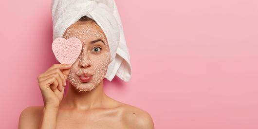 Cum se exfoliază corect pielea uscată pentru a nu o irita