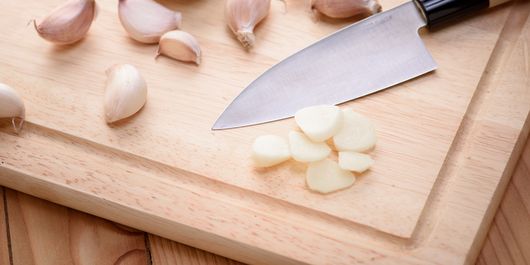 Cum scoți mirosul de usturoi de pe mâini, trucul care nu dă greș