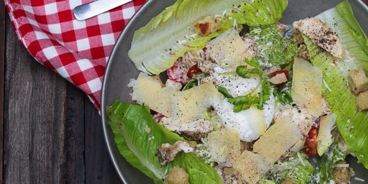 Ce pui în salata Caesar pentru un gust divin! Ingredientul secret care îi schimbă gustul complet