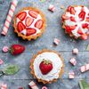 Trucurile care te ajută să &icirc;ți surprinzi invitații cu cele mai reușite mini tarte cu frișcă și căpșuni! De ce trebuie ca untul să fie neapărat rece?