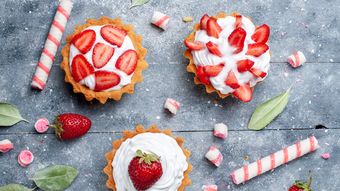 Trucurile care te ajută să îți surprinzi invitații cu cele mai reușite mini tarte cu frișcă și căpșuni! De ce trebuie ca untul să fie neapărat rece?