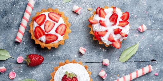 Trucurile care te ajută să îți surprinzi invitații cu cele mai reușite mini tarte cu frișcă și căpșuni! De ce trebuie ca untul să fie neapărat rece?