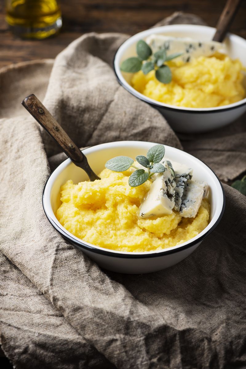 Ce se pune &icirc;n mămăligă