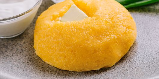 Ingredientul simplu care schimbă complet gustul mămăligii! Ce se adaugă în afară de mălai și sare