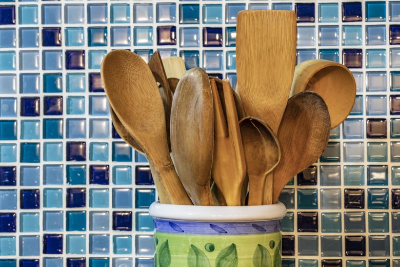 Ce truc trebuie să folosești atunci când speli și dezinfectezi lingurile de lemn. În acest fel nu le vei deteriora