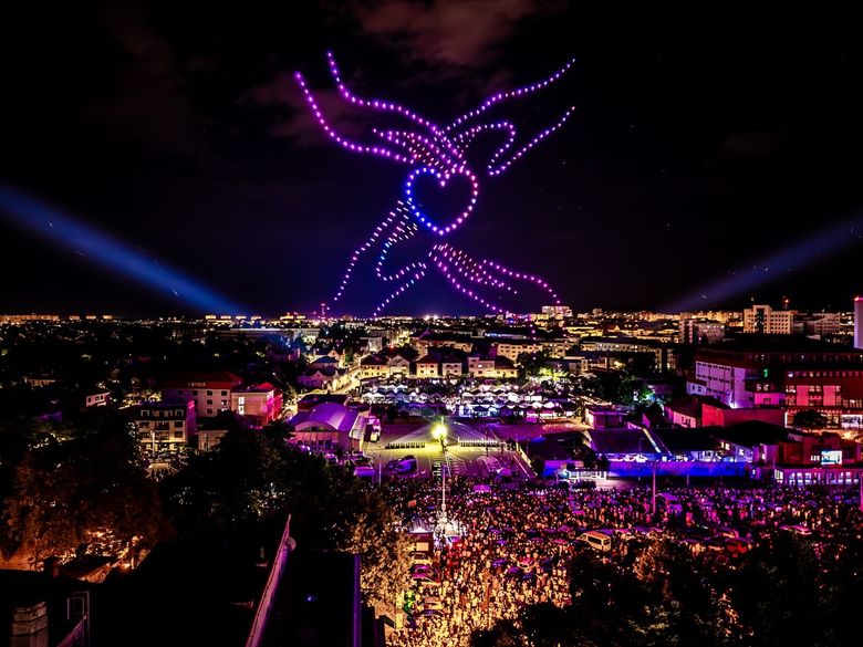 Cine sunt românii din culisele celor mai spectaculoase show-uri de drone din România? Cine sunt românii din culisele celor mai spectaculoase show-uri de drone din România?