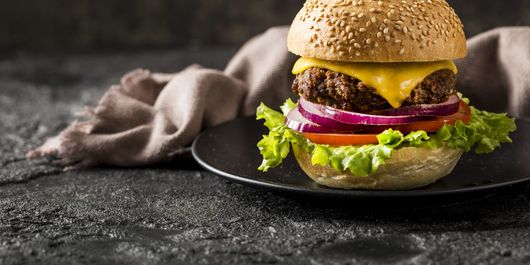 Cum să pregătești burgeri suculenți, fără să pornești grătarul? Încearcă acest truc și nu vei regreta!