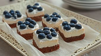 Prăjitură cu cremă de vanilie, bezea și afine proaspete! Un blat pufos și un gust pe măsură