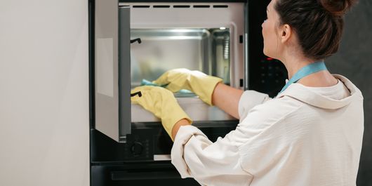 Cum se curăță corect cuptorul cu microunde? Folosește aceste 2 trucuri pentru a scăpa de grăsimea acumulată!