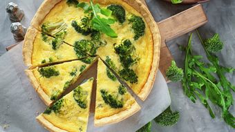 Tartă delicioasă și crocantă cu broccoli! O idee de meniu savuroasă și foarte sănătoasă pe care ar trebui să o încercați