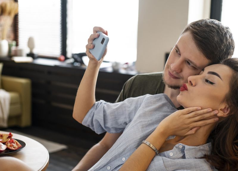 Cum îți dai seama că un bărbat te place