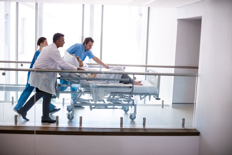 Femeie înjunghiată în stradă