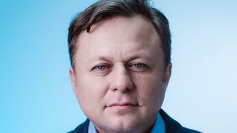 Cum a reușit Dragoș Dolănescu să iasă din țară, când avea o vârstă destul de fragedă, ajutat fiind de către mama sa? Acesta a dezvăluit motivul pentru care nu putea rămâne în România!