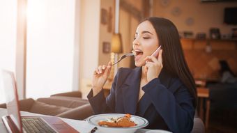 Gustări sănătoase pentru birou. Preparatele ușor de făcut și rapid de mâncat la locul de muncă