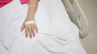 O altă tânără se stinge pe patul de spital, la scurtă vreme după ce naște natural! Avea doar 17 ani și a adus pe lume o frumoasă fetiță