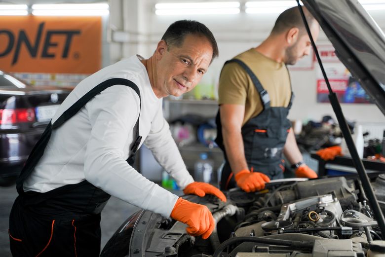 Dan Negru, de la platoul TV la service auto Îndrăgitul prezentator a fost protagonistul unei experiențe inedite pentru lansarea noului sezon “Jocul cuvintelor cu Dan Negru”, ce începe în această seară, la 23:00, la Kanal D