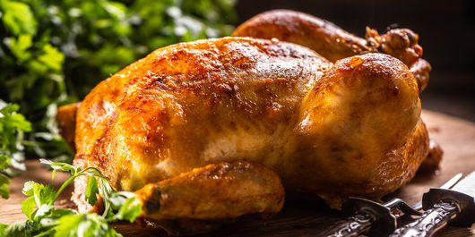 Cum să alegi întotdeauna cel mai aromat pui la rotisor, doar uitându-te la el? Trucurile acestea te vor scoate din încurcătură!