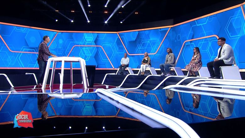 Doi studenți, o profesoară de arte, un technician în asigurarea calității și un responsabil pentru mediu intră în competiția minții, la 