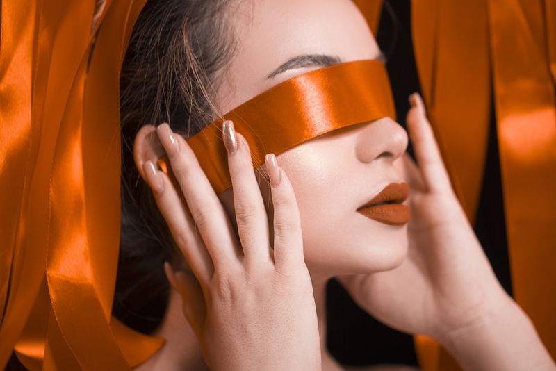 Poartă culorile toamnei pe unghii. 