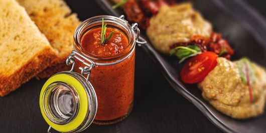 Ce condimente se pun în zacuscă pentru un gust deosebit. Ingredientele care nu trebuie să lipsească