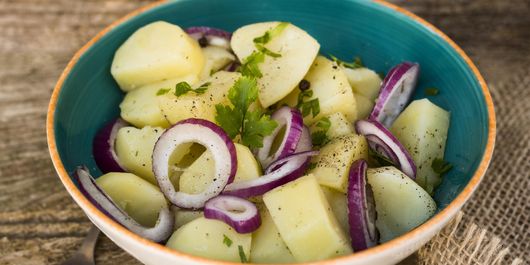 Ingredientul secret care schimbă complet gustul salatei orientale. Ce fac gospodinele din Moldova