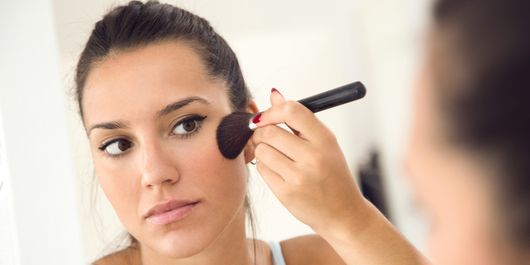 Pudră translucidă vs. pudră compactă. Care ți se potrivește și care sunt diferențele între cele două produse de machiaj