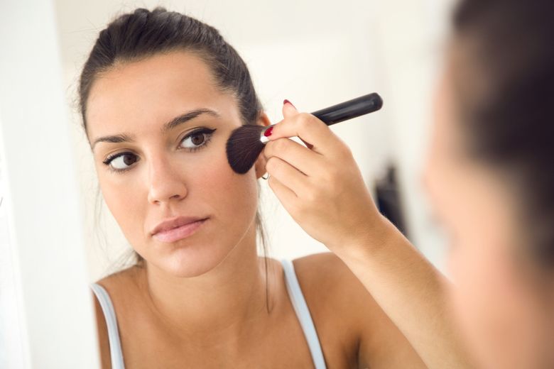 Pudră translucidă vs. pudră compactă. Care ți se potrivește și care sunt diferențele între cele două produse de machiaj