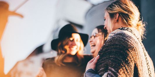 Prietenia feminină: balsam pentru suflet sau sursă de frustrări?