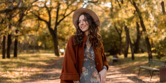 6 moduri de a asorta culorile toamnei în ținutele tale