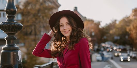 Culoarea burgundy revine în forță! 8 ținute elegante de toamnă