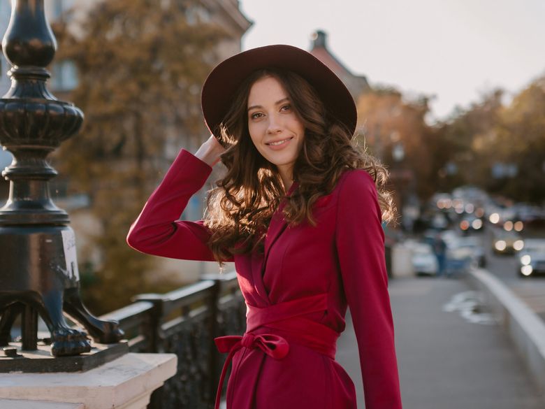 Culoarea burgundy revine &icirc;n forță! 8 ținute elegante de toamnă