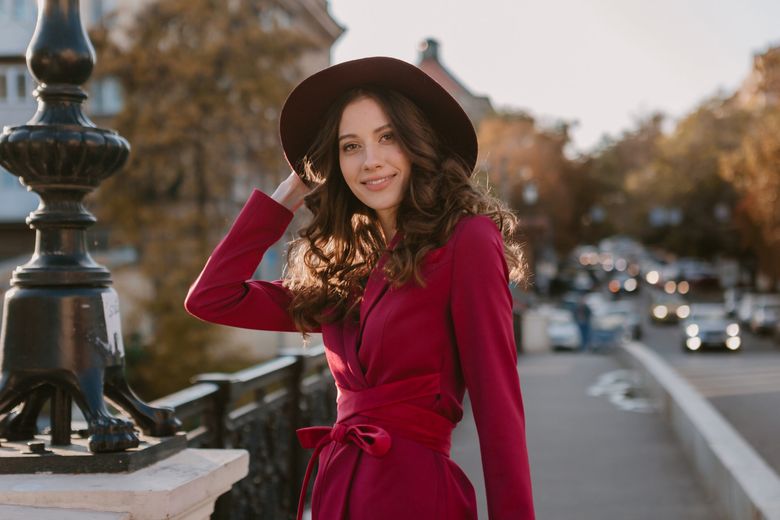Culoarea burgundy revine în forță! 8 ținute elegante de toamnă