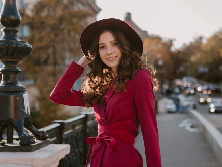 Culoarea burgundy revine în forță! 8 ținute elegante de toamnă