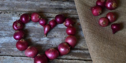 Trucurile care te ajută să toci ceapa eșalotă, exact ca un profesionist! N-ai idee cât de ușor este