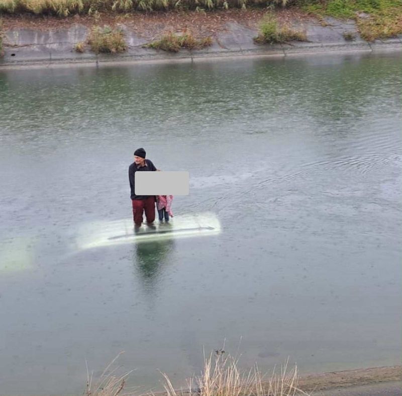 Bărbat salvat din canal