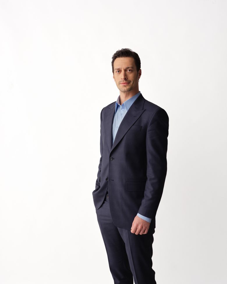 Cine este Feyyaz Şerifoğlu, actorul care cucerește inimile în serialul „Fata de la fereastră”, difuzat la Kanal D