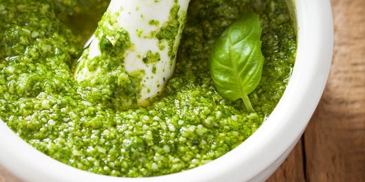 Cum să faci cel mai bun sos pesto, în doar 5 minute. Rețeta de paste cu sos pesto cu care îi vei cuceri pe toți