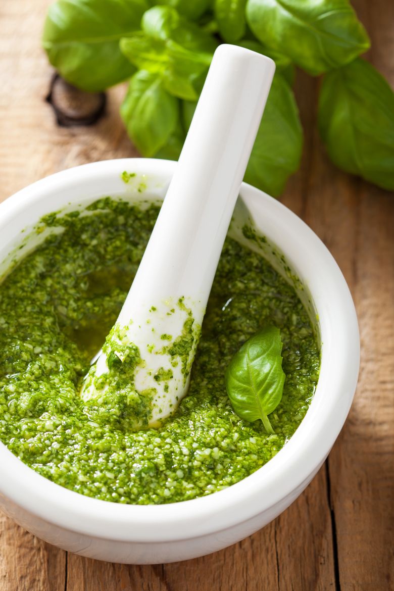 Cum să faci cel mai bun sos pesto, în doar 5 minute. Rețeta de paste cu sos pesto cu care îi vei cuceri pe toți