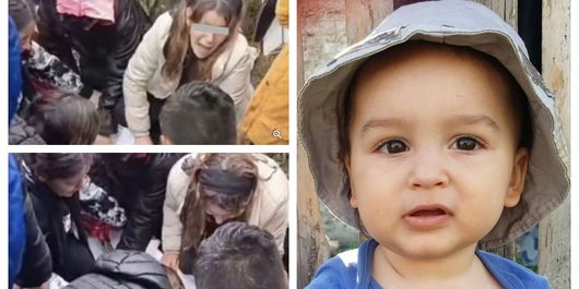 Durere de nedescris pentru mama copilului de 3 ani, care a fost sfâșiat de câini. Aceasta a căzut în genunchi în fața sicriului celui mic