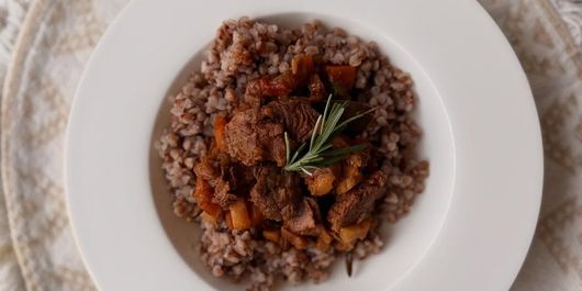 Hrișcă servită cu vrăbioară și legume, rețeta pregătită de Elwira Petre! 